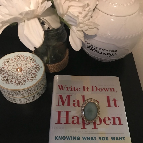 Dainty gold ring! - Picture 3 of 7